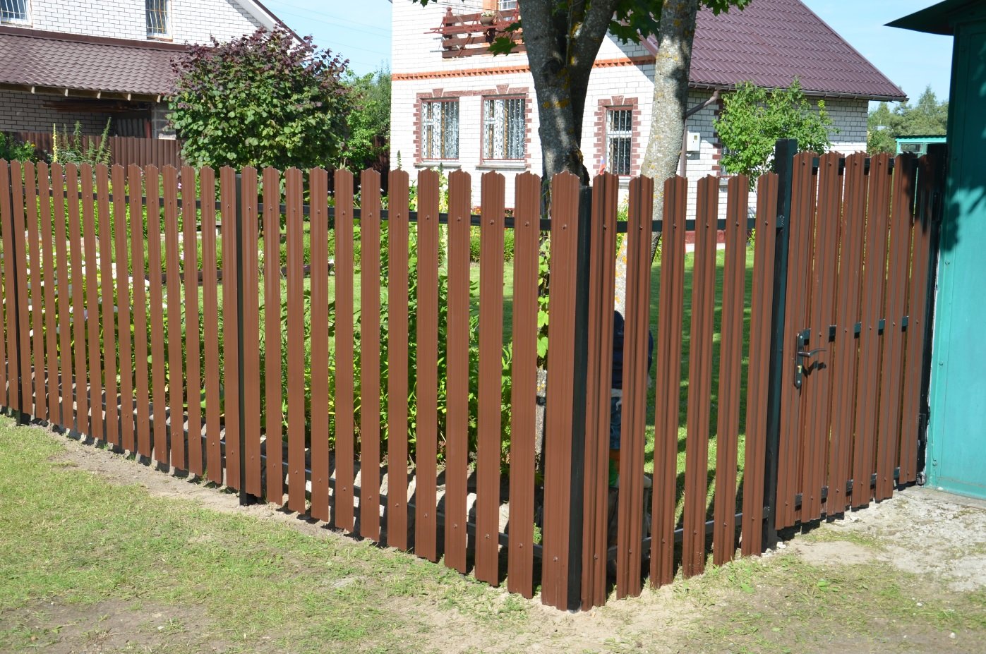 Штакетный забор из металла фото